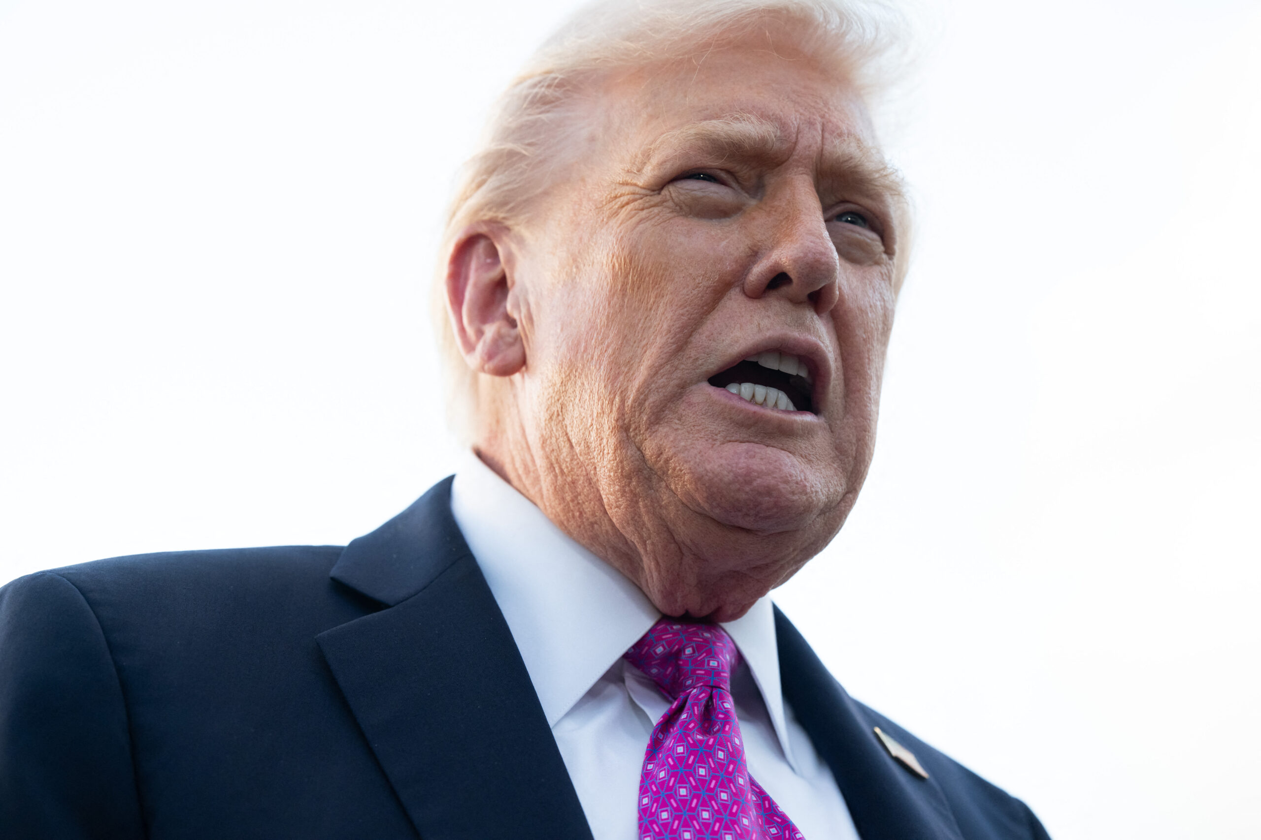 Trump Sinaliza Abertura para Alívio de Sanções ao Irã Após Pedido de Teerã