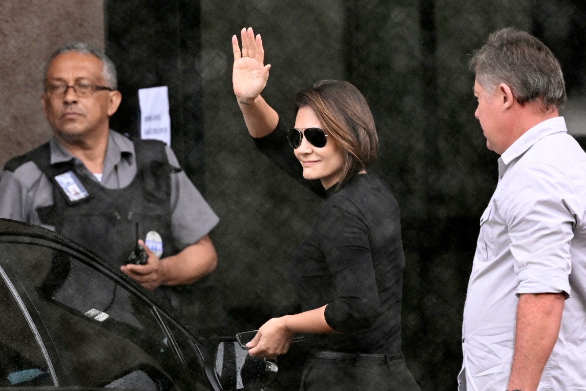 Michelle Bolsonaro Visita Ex-Presidente na PF em Brasília; Apoiadores se Concentram em Frente à Sede