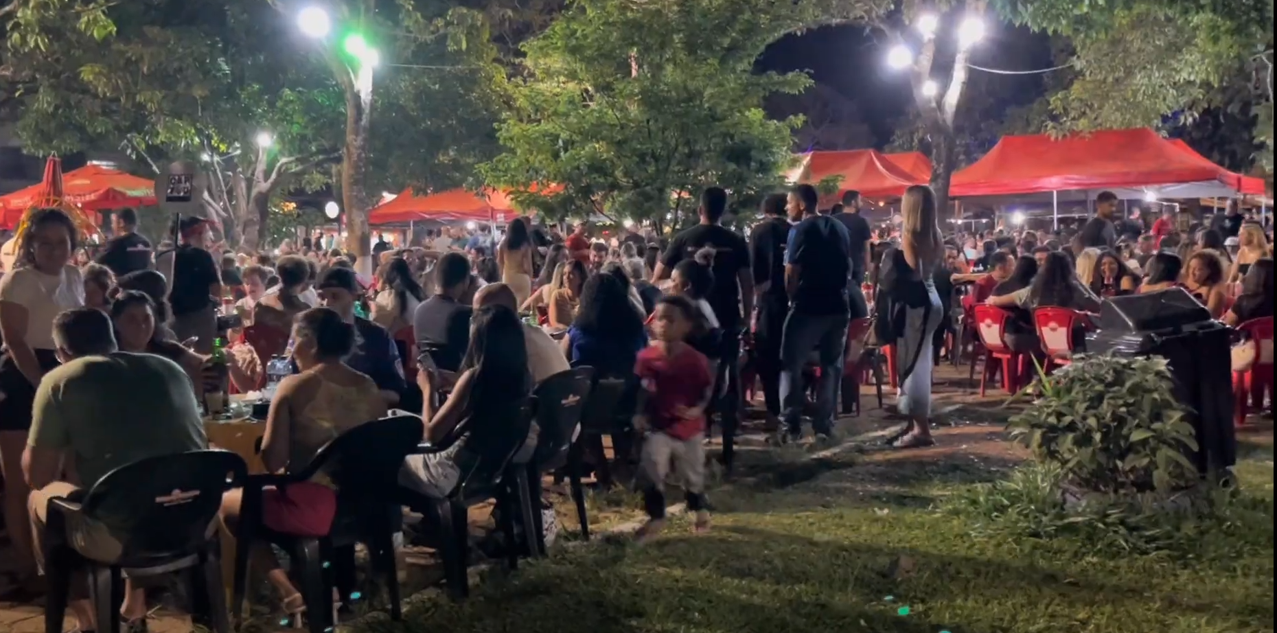 Do anonimato à efervescência: Boteco Toinzinho transforma praça do Guará em ponto de encontro noturno