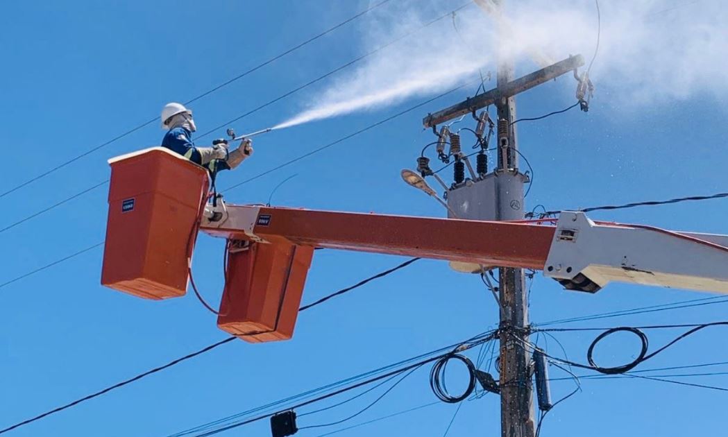 Cosern Implementa Limpeza Inovadora na Rede Elétrica do RN para Combater Maresia