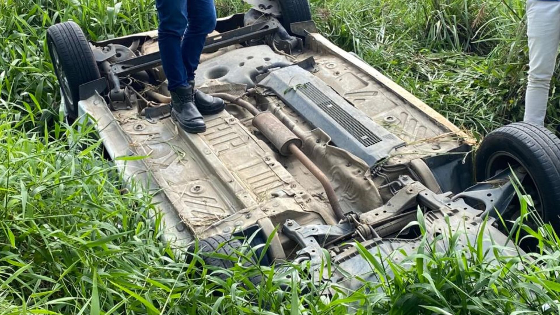 Sobrevivência na Serra: Motorista Capota Carro e Passa a Noite em Mata Fechada Após Acidente