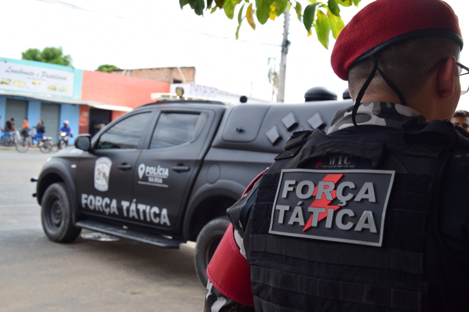 Homem Baleado em Distribuidora: Ataque a Tiros no Bairro Pintolândia