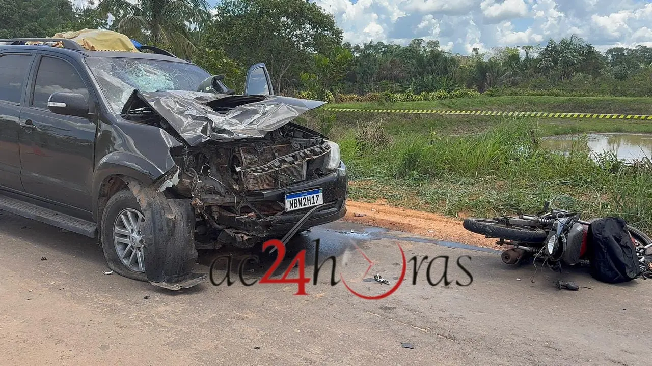Tragédia na AC-10: Jovem Motociclista Perde a Vida em Colisão com Caminhonete