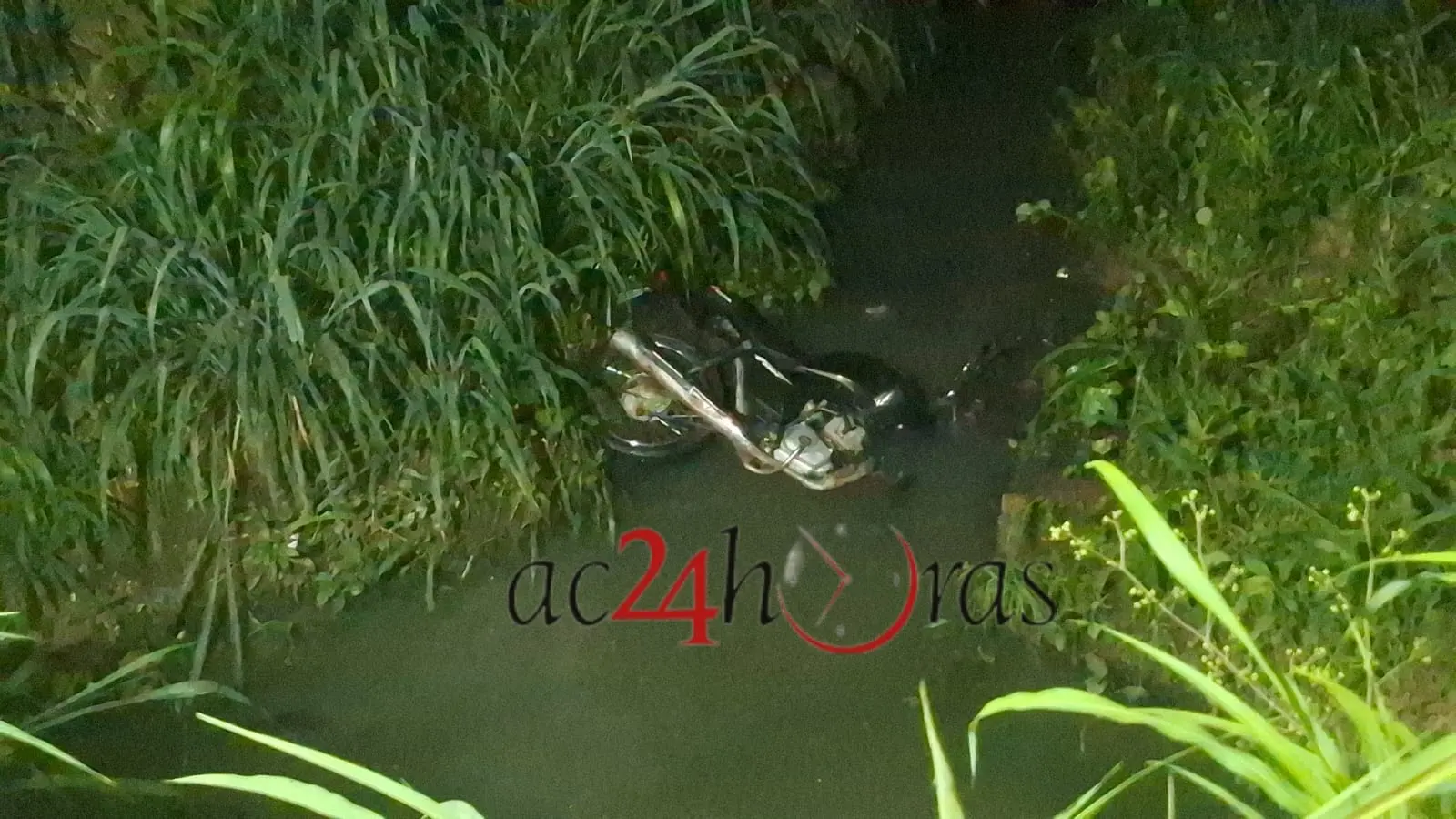 Acidente Inusitado no Conquista: Motociclista Cai em Esgoto Após Colisão