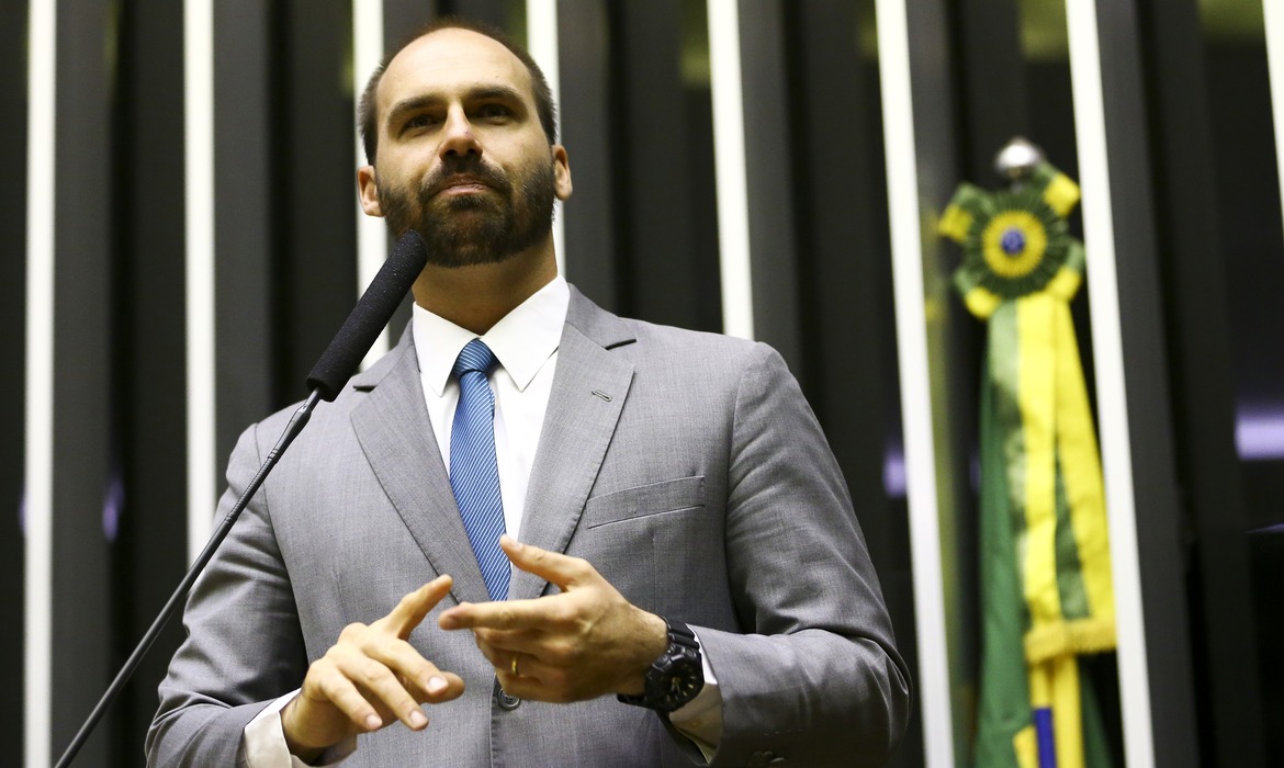 Eduardo Bolsonaro sinaliza apoio a Tarcísio em 2026, mas critica postura ‘de centro’ do governador