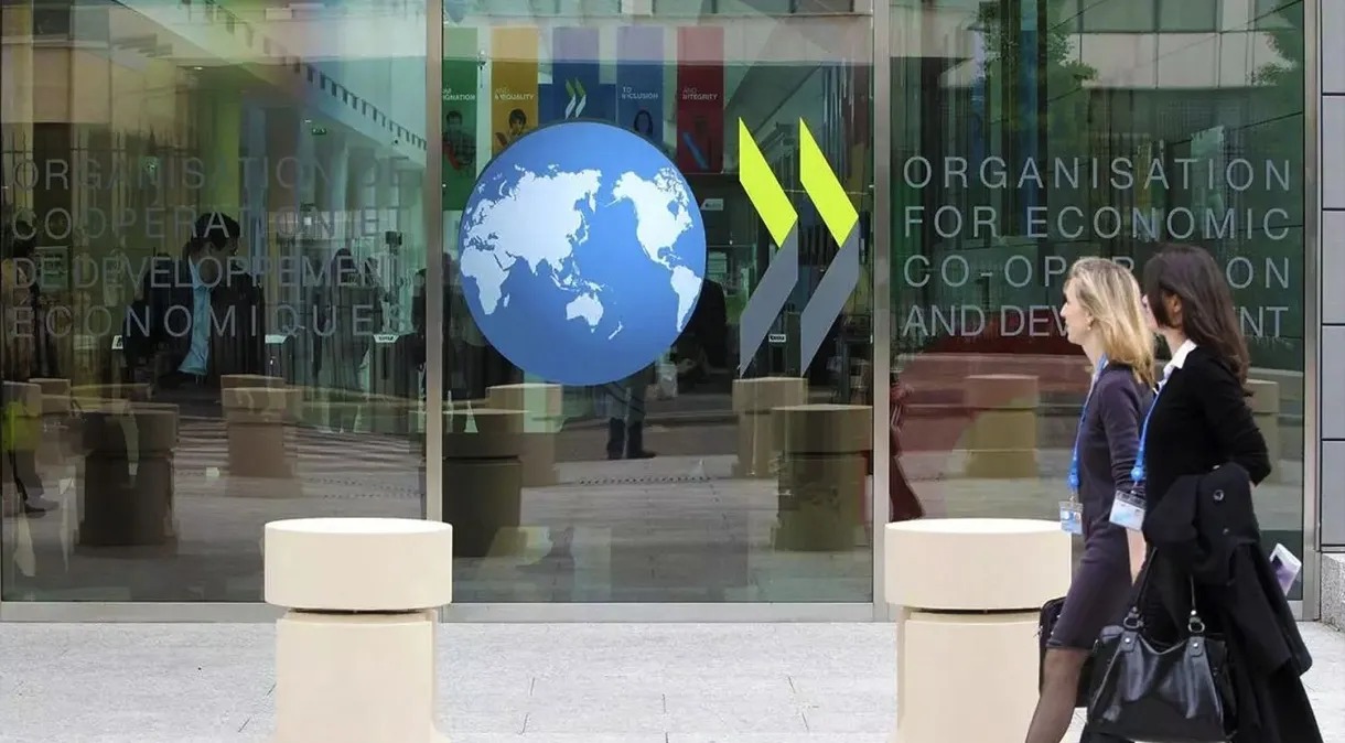 Renda Familiar na OCDE Reage e Cresce 0,4% no 2º Trimestre, Superando Ritmo Inicial do Ano