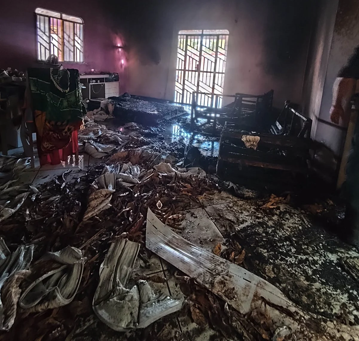 Disputa de Herança Termina em Incêndio: Casa Destruída e Suspeito Foragido em Alto Alegre