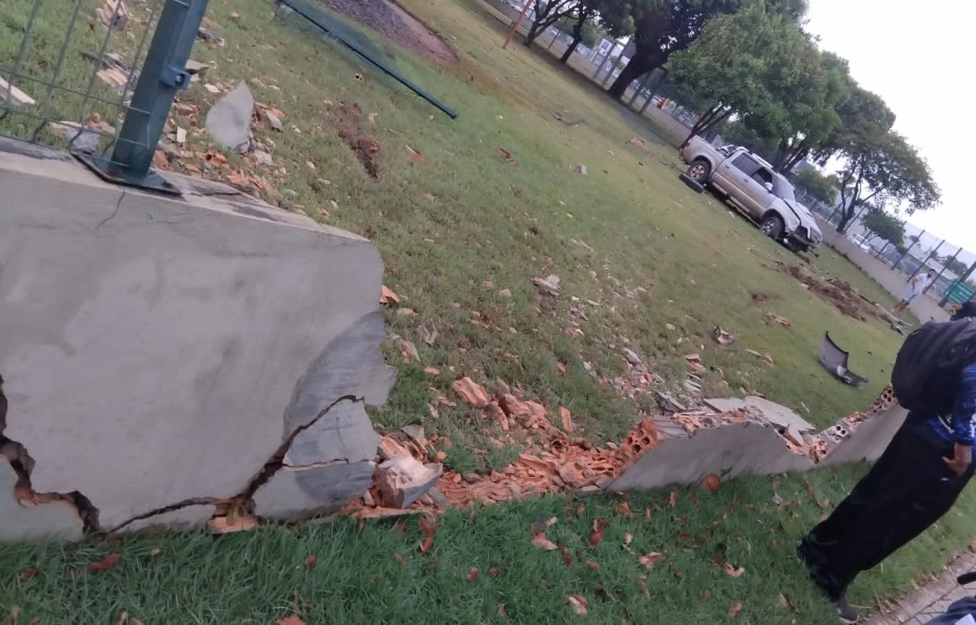 Caminhonete invade a Praça Simón Bolívar em Boa Vista; Jovem é Detido