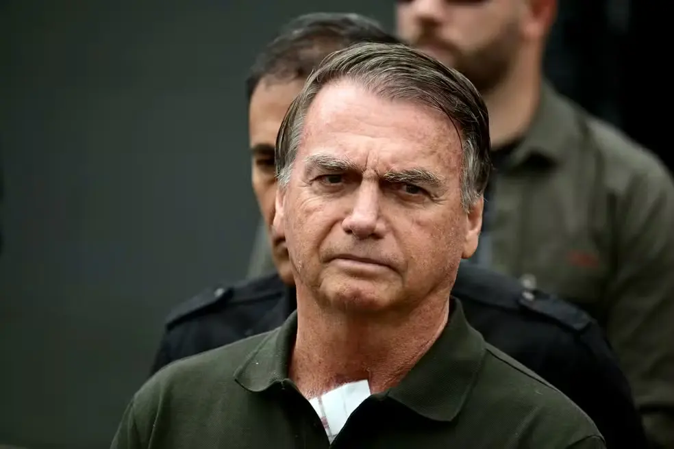 Bolsonaro Nega Tentativa de Fuga e Alega ‘Surto’ em Audiência, Mas Prisão é Mantida