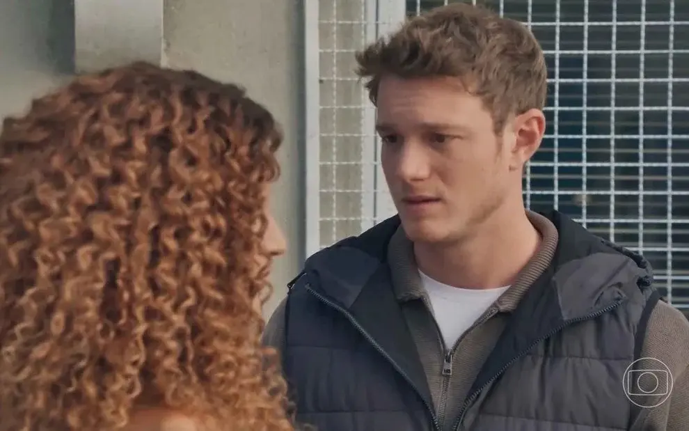 Em ‘Três Graças’, Leonardo se envolve em confusão após reação controversa e acaba desacordado em bar