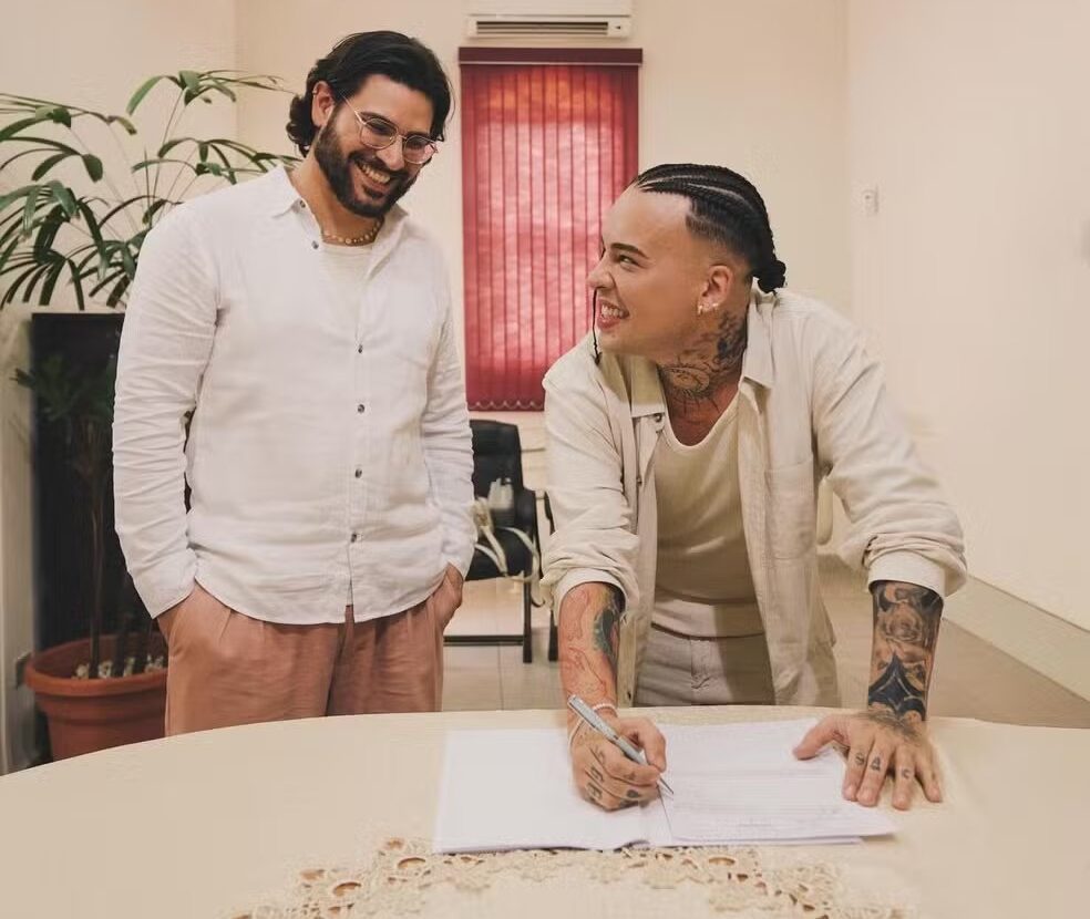 Gloria Groove celebra união de 11 anos com Pedro Lopes em cerimônia intimista