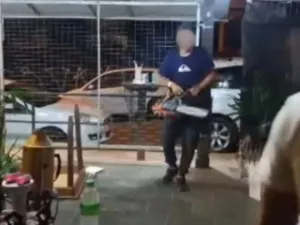 Homem ameaça clientes de bar com motosserra em Jarinu, SP