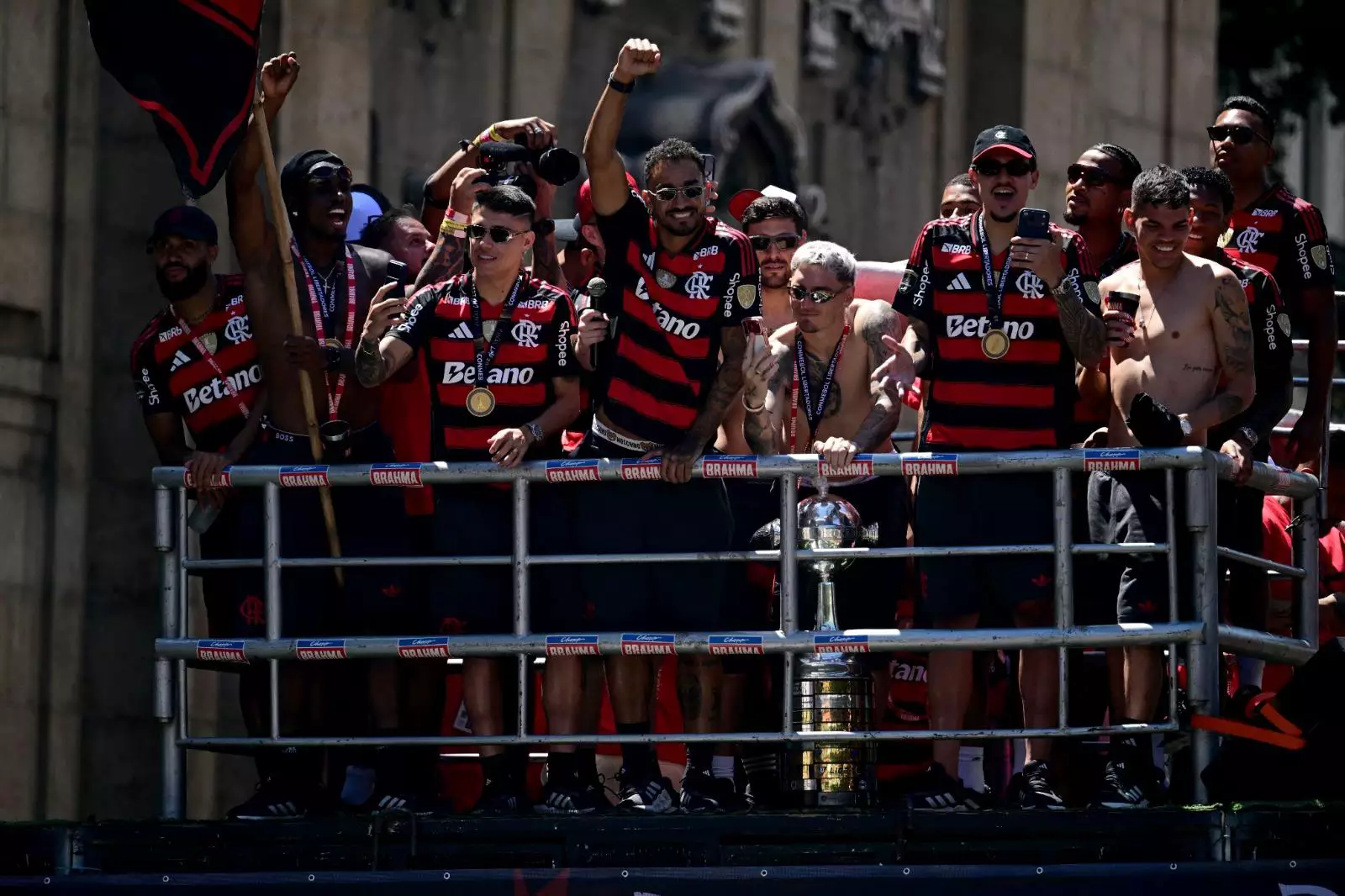 Maré Rubro-Negra Invade as Ruas: Flamengo Conquista o Tetracampeonato da Libertadores em Êxtase
