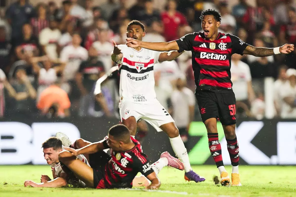 São Paulo Busca Empate Heroico Contra o Flamengo em Jogo Movimentado na Vila Belmiro
