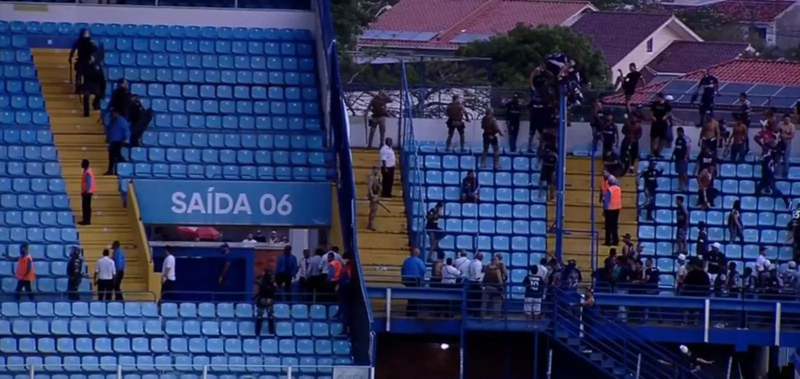 Violência na Ressacada: Confronto entre torcidas e jogadores adia coletiva do técnico do Remo
