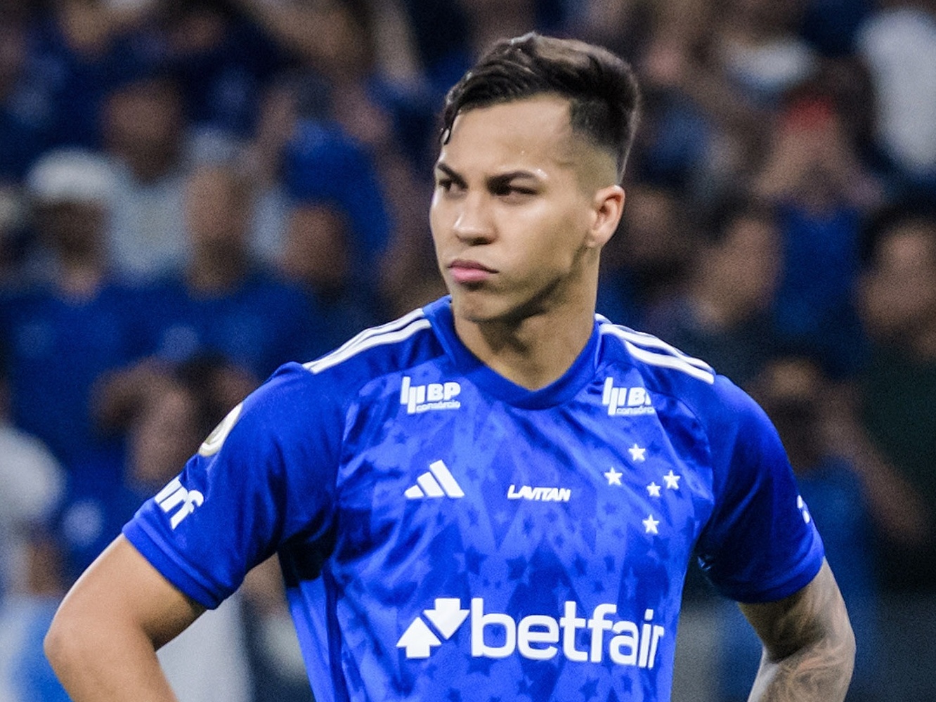 Kaio Jorge brilha, Cruzeiro vence o Vitória e cola nos líderes do Brasileirão