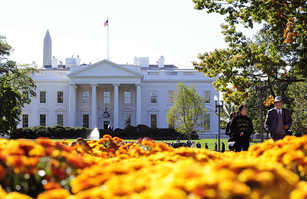 Trump Revitaliza Banheiro Lincoln com Toques de Ouro e Mármore, Gerando Debate Sobre Estilo e História