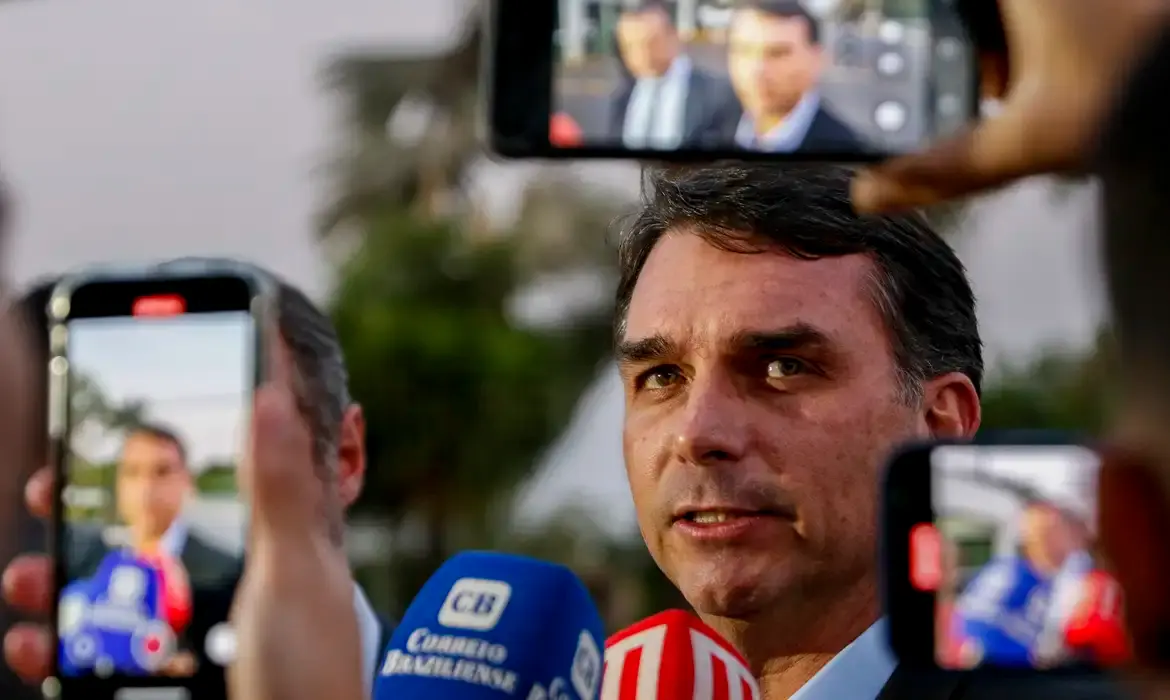 Moraes Autoriza Visita dos Filhos de Bolsonaro à Polícia Federal