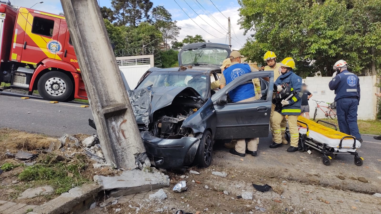 Motorista Embriagado Bate em Poste no Parolin e é Resgatado pelo Porta-Malas; Bebidas Alcoólicas são Encontradas no Veículo