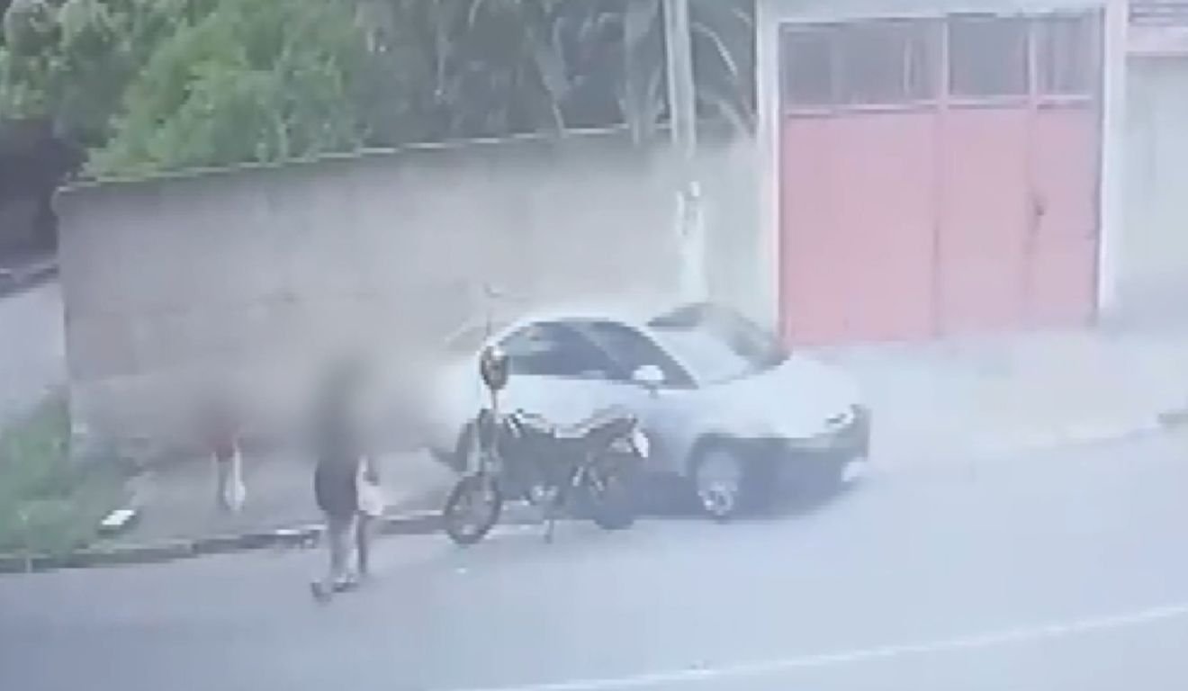 Grávida e família escapam por um triz de carro desgovernado em Baixo Guandu; veja vídeo