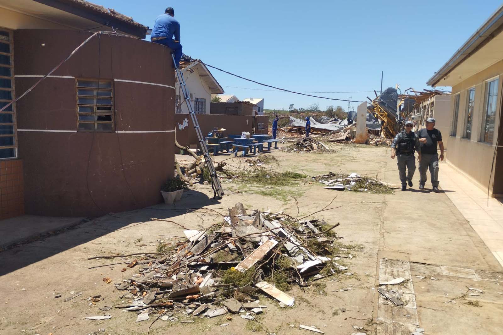 Governo Ratinho envia detentos para auxiliar em reconstrução de escolas atingidas por tornado no Paraná