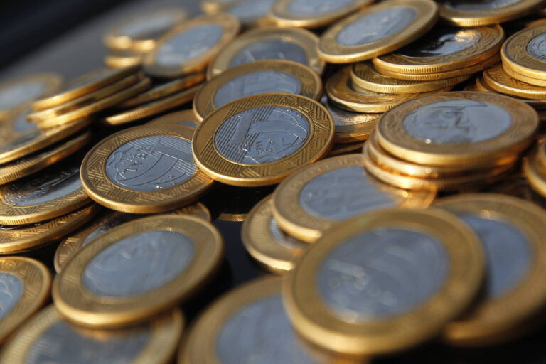 Déficit primário do governo supera estimativas em novembro de 2025