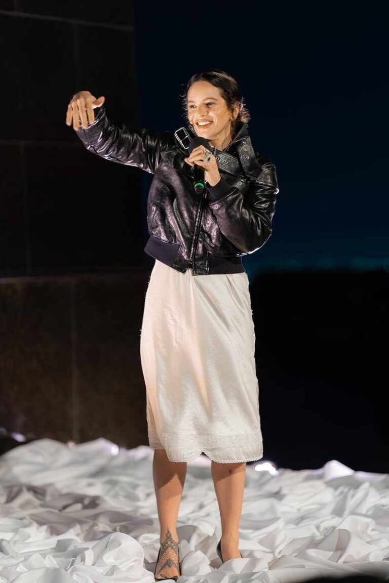 Rosalía surpreende fãs com show no Cristo Redentor sem canções polêmicas