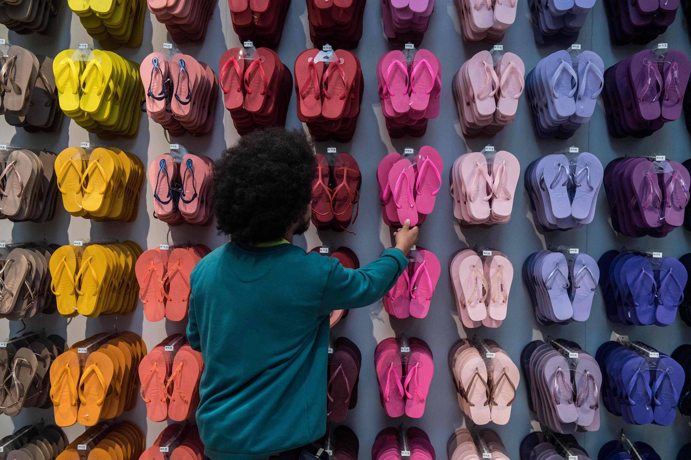 Ações da Alpargatas Sobem 3,5% Após Reversão de Queda por Polêmica com Havaianas