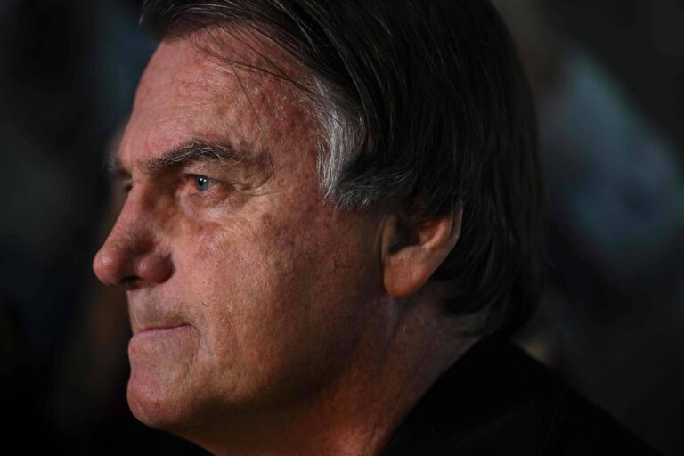 Bolsonaro passa por novo procedimento para conter crises de soluço crônico