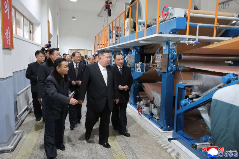 Coreia do Norte revela força militar com teste de míssil de cruzeiro