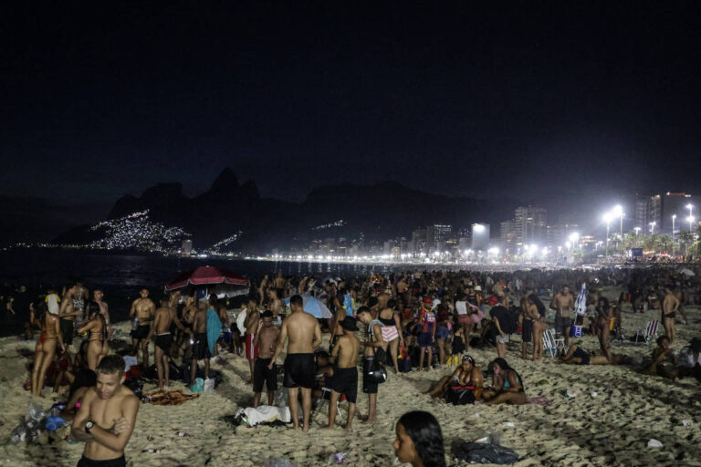 Volume de lixo nas praias do Rio cresce 400% com lotação noturna