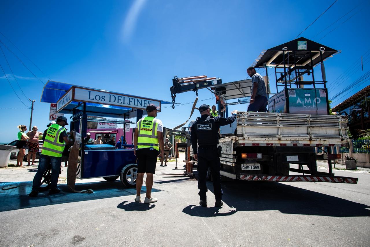 Florianópolis aperta o cerco ao comércio irregular em Canasvieiras durante a Operação Verão