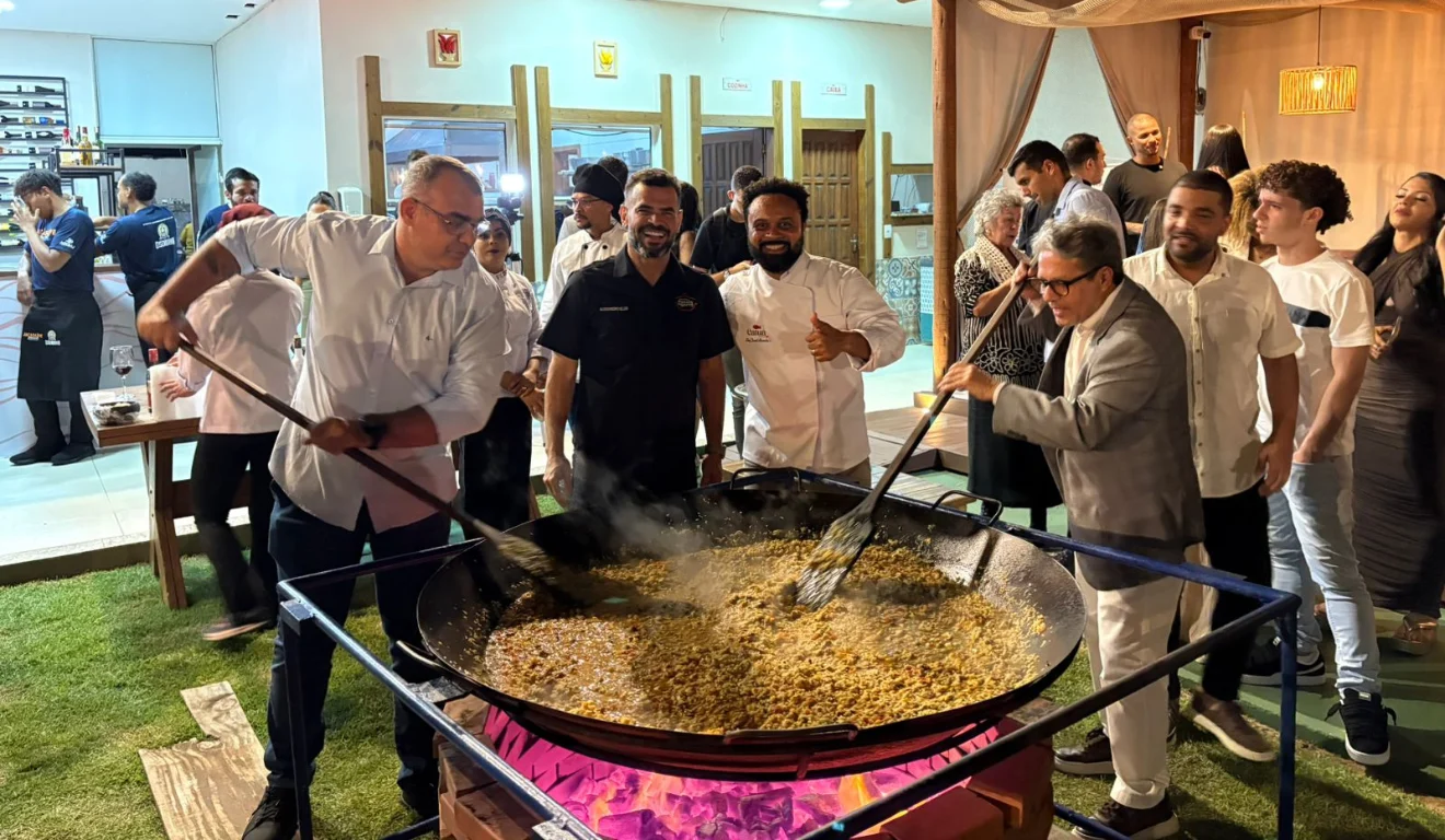 Paella Capixaba Interativa: Chef Davi Maresias Transforma Refeição em Experiência Turística