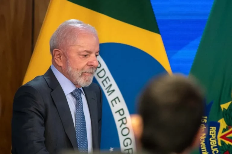 Presidente Lula assina MP para reajuste salarial de policiais e bombeiros do DF