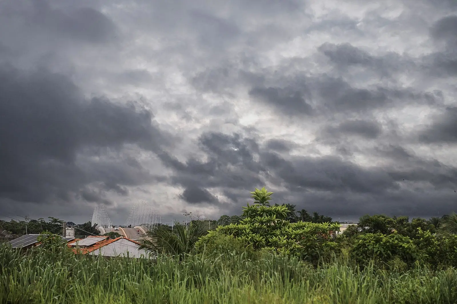 Rio Branco Sob Alerta: Céu Escurece e Previsão Aponta para Chuvas Intensas Nesta Segunda-Feira
