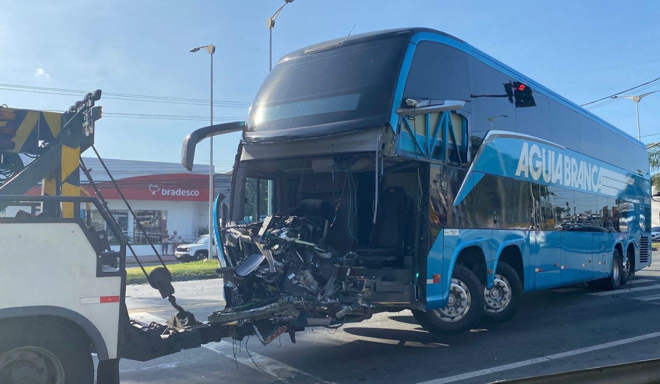 Acidente grave entre ônibus e carreta causa congestionamento quilométrico na BR-101, na Serra