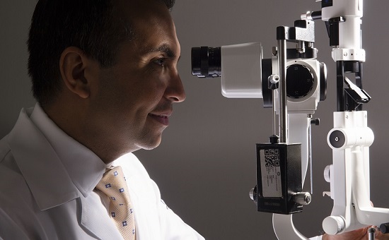 Visão Turva Após os 40? Presbiopia Atinge a Todos e Uso de Telas Pode Acelerar o Processo