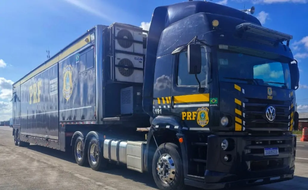 PRF transforma estacionamento em cinema para educar sobre segurança no trânsito em Natal