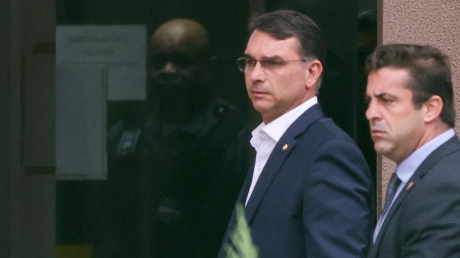 Desentendimentos familiares: Flávio Bolsonaro visita pai na prisão e se desculpa com Michelle
