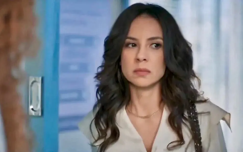 “Três Graças”: Arminda Ataca Zenilda em Cena Chocante e Mancha as Mãos de Sangue em Público