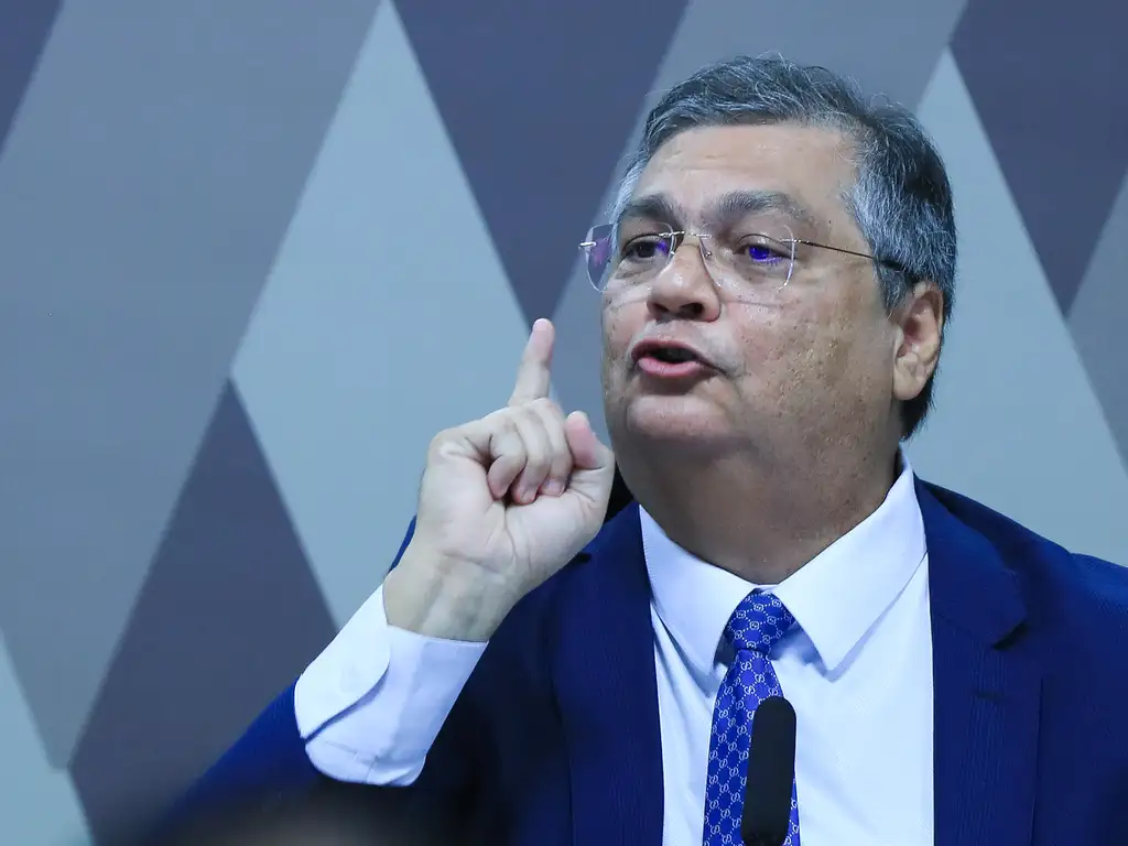 Dino Barra Emendas a Deputados Ausentes no Brasil e Detona: ‘Não Existe Mandato de Miami’