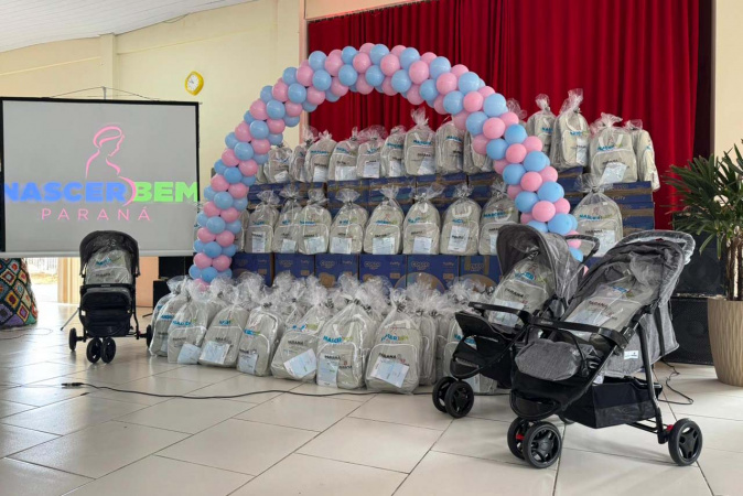 Nascer Bem Paraná entrega 2,8 mil kits com carrinhos em 156 municípios