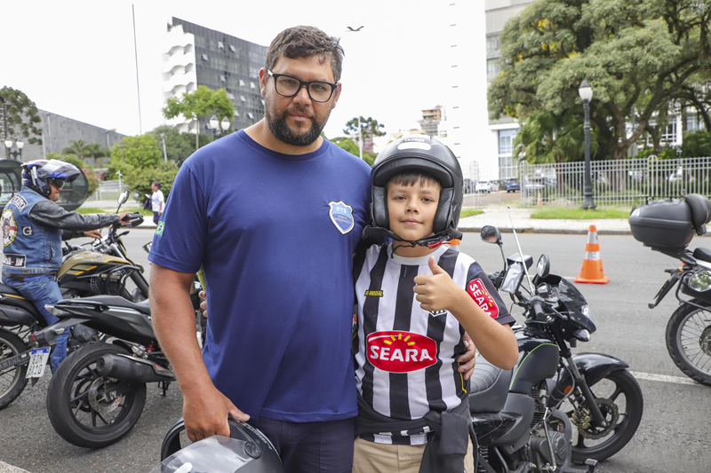 Campanha em Curitiba reforça segurança com antenas corta-pipas para motociclistas