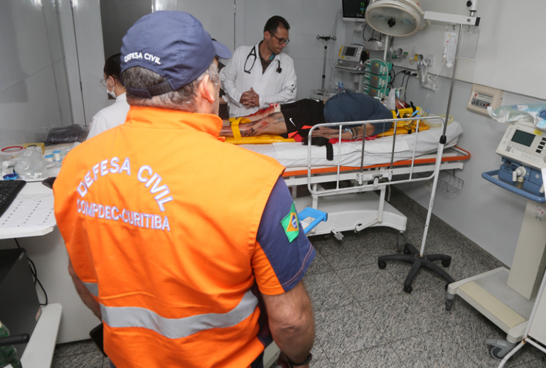 Defesa Civil promove simulação de atendimento a múltiplas vítimas em hospital de Curitiba