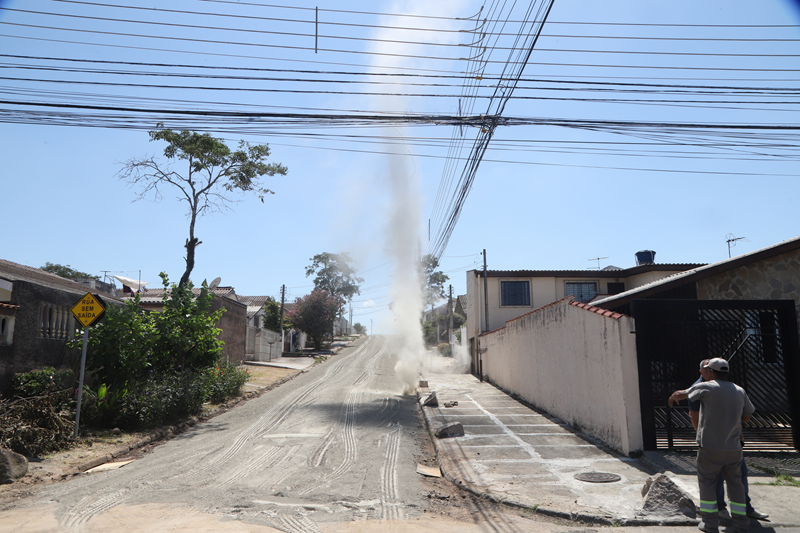 Redemoinho de poeira surpreende moradores no Barreirinha em Curitiba