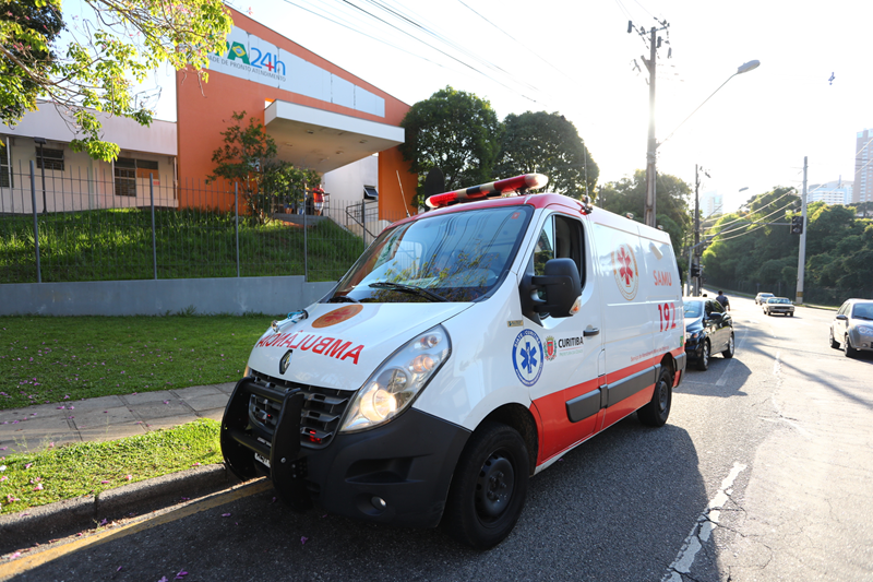 ambulâncias têm preferência no trânsito em casos de emergência em curitiba