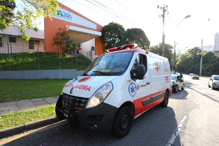 ambulâncias têm preferência no trânsito em casos de emergência em curitiba