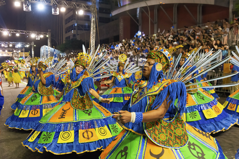 Mocidade azul destaca o poder transformador dos sonhos no Carnaval de Curitiba 2026