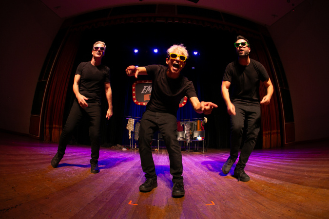 Grupo Embrulha Pra Viagem apresenta espetáculo Embrulha Ao Vivo em Curitiba