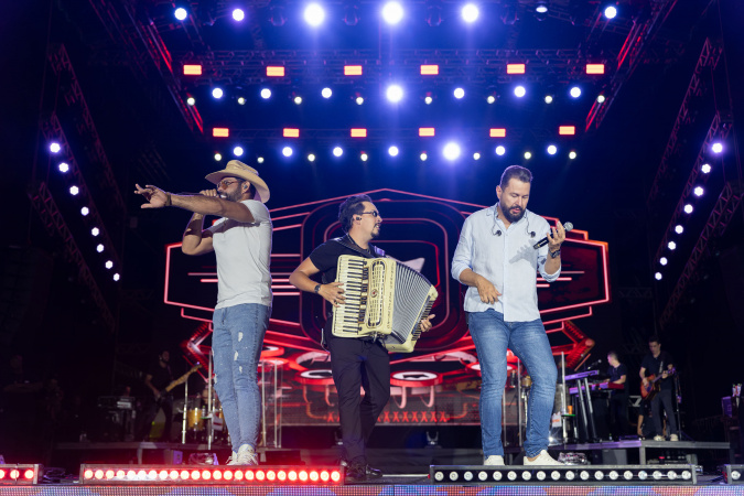Verão Maior Paraná reúne multidão com show eclético de Diego & Arnaldo em Pontal do Paraná